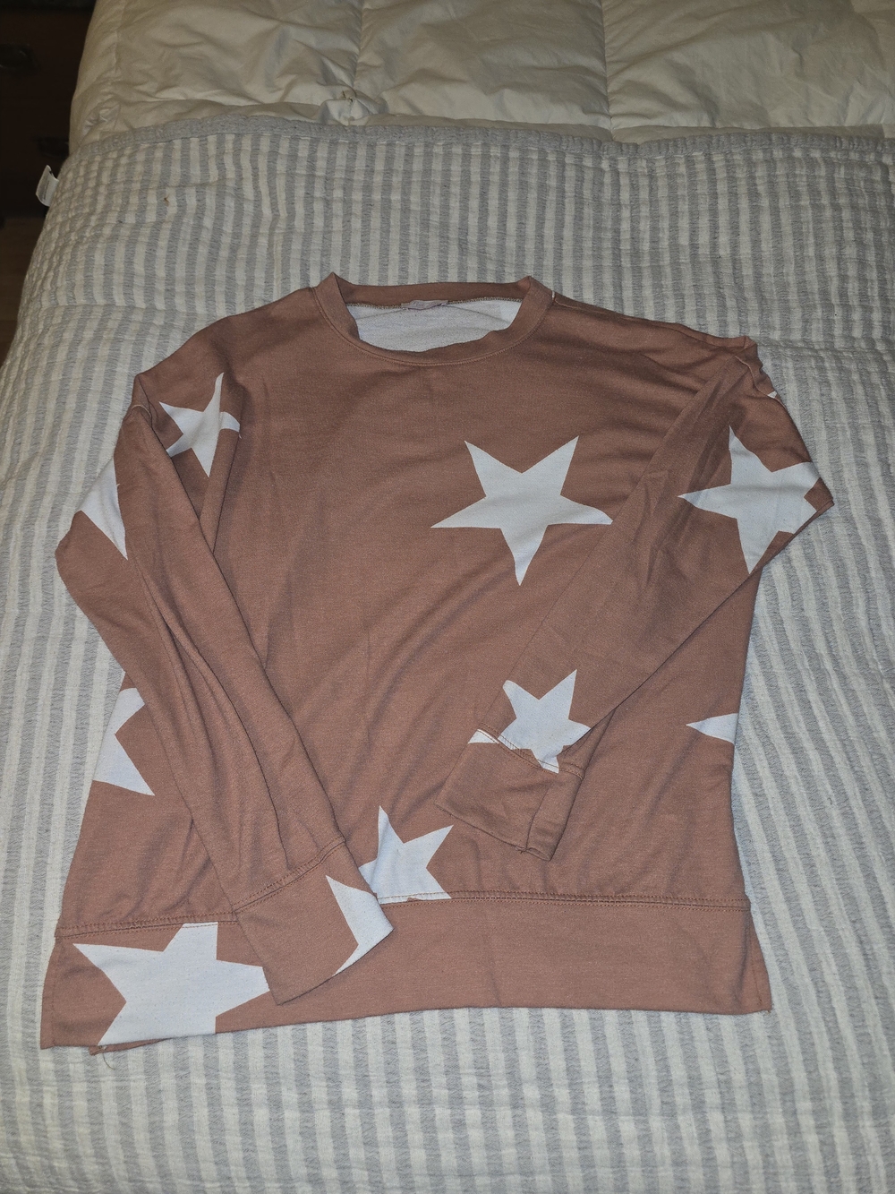 Pink Lily Women's Star Sweatshirt in Rust Pink Small